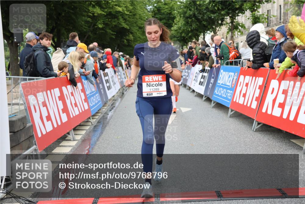14.06.2026 - REWE Women's Run Strokosch-Dieckow http://msf.ph/oto/9768796 14.06.2026 09:53:32 Ziel 10107, 10794, 11272, 11289 meine-sportfotos.de