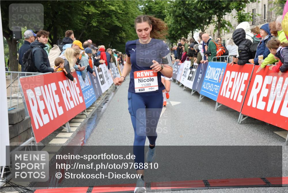 14.06.2026 - REWE Women's Run Strokosch-Dieckow http://msf.ph/oto/9768810 14.06.2026 09:53:32 Ziel 10107, 10794, 11272, 11289 meine-sportfotos.de