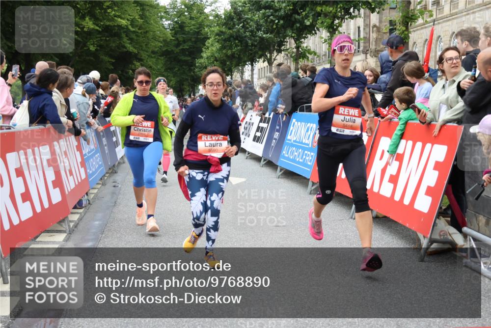14.06.2026 - REWE Women's Run Strokosch-Dieckow http://msf.ph/oto/9768890 14.06.2026 10:59:39 Ziel 5032, 5117, 5404, 5409, 5418, 5536, 5590, 5634, 5701, 6016 meine-sportfotos.de