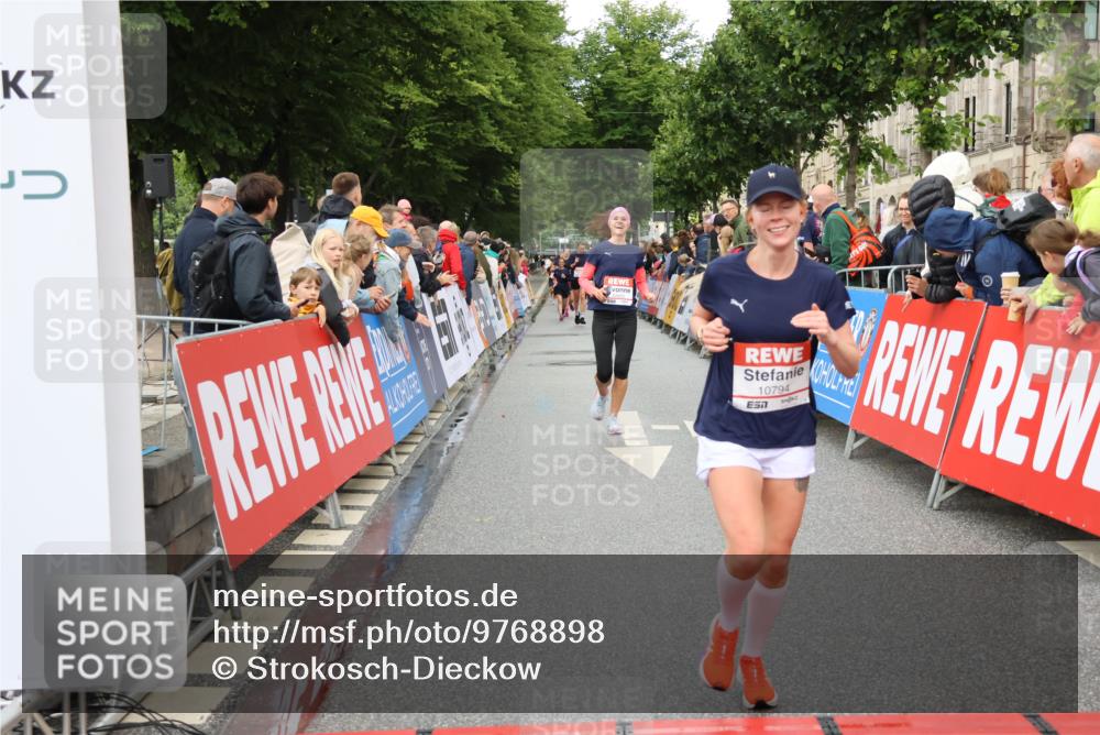 14.06.2026 - REWE Women's Run Strokosch-Dieckow http://msf.ph/oto/9768898 14.06.2026 09:53:35 Ziel 10794, 10952, 11289 meine-sportfotos.de