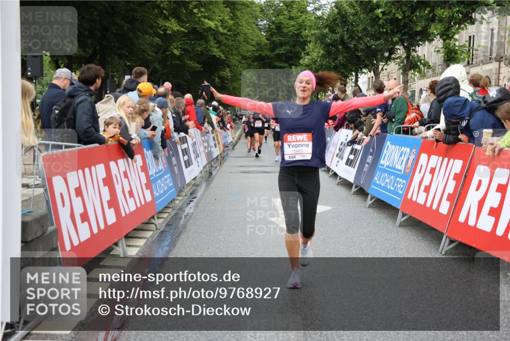 14.06.2026 - REWE Women's Run Strokosch-Dieckow http://msf.ph/oto/9768927 14.06.2026 09:53:36 Ziel 10794, 10952, 11289 meine-sportfotos.de