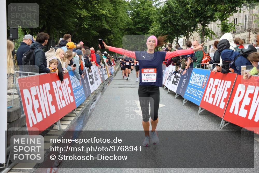 14.06.2026 - REWE Women's Run Strokosch-Dieckow http://msf.ph/oto/9768941 14.06.2026 09:53:37 Ziel 10794, 10952, 11289 meine-sportfotos.de