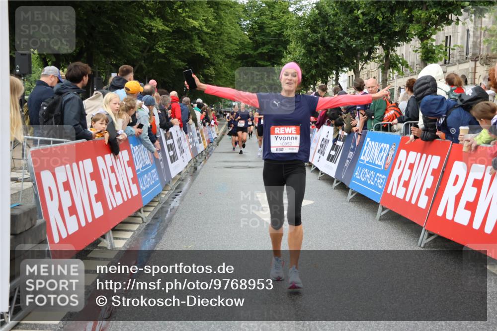 14.06.2026 - REWE Women's Run Strokosch-Dieckow http://msf.ph/oto/9768953 14.06.2026 09:53:37 Ziel 10794, 10952, 11289 meine-sportfotos.de