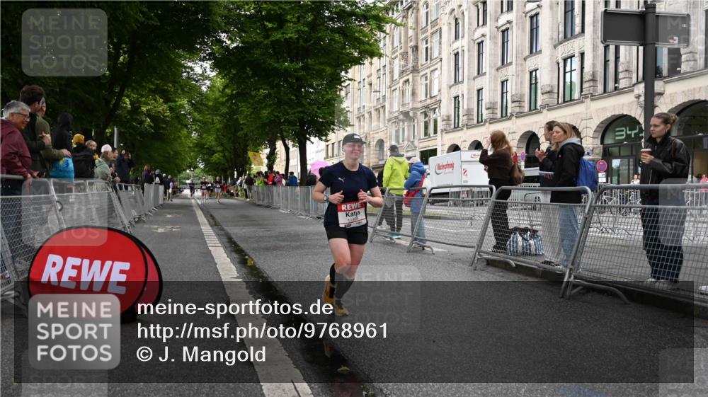 14.06.2026 - REWE Women's Run J. Mangold http://msf.ph/oto/9768961 14.06.2026 09:49:29 Ziel 10102, 11287, 11408 meine-sportfotos.de