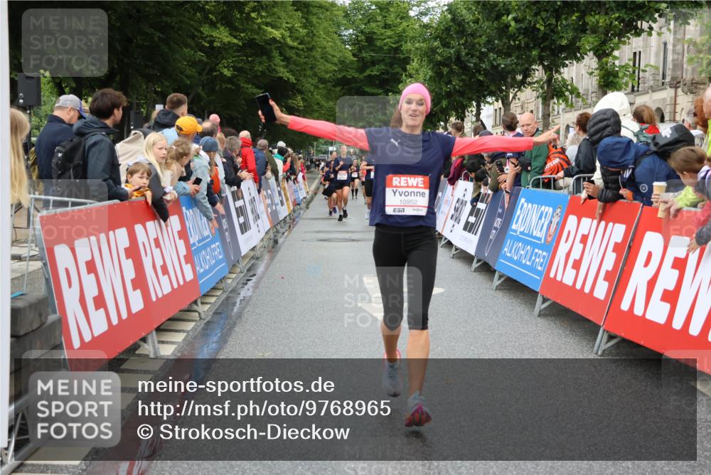 14.06.2026 - REWE Women's Run Strokosch-Dieckow http://msf.ph/oto/9768965 14.06.2026 09:53:37 Ziel 10794, 10952, 11289 meine-sportfotos.de