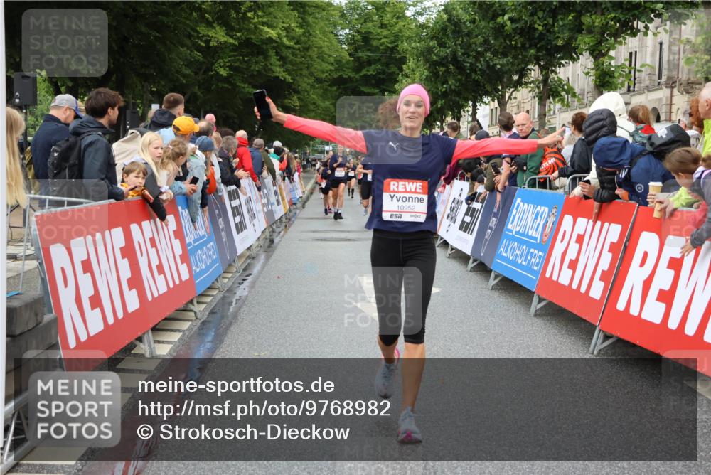 14.06.2026 - REWE Women's Run Strokosch-Dieckow http://msf.ph/oto/9768982 14.06.2026 09:53:37 Ziel 10794, 10952, 11289 meine-sportfotos.de