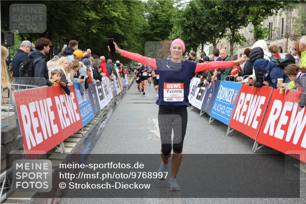 14.06.2026 - REWE Women's Run Strokosch-Dieckow http://msf.ph/oto/9768997 14.06.2026 09:53:37 Ziel 10794, 10952, 11289 meine-sportfotos.de