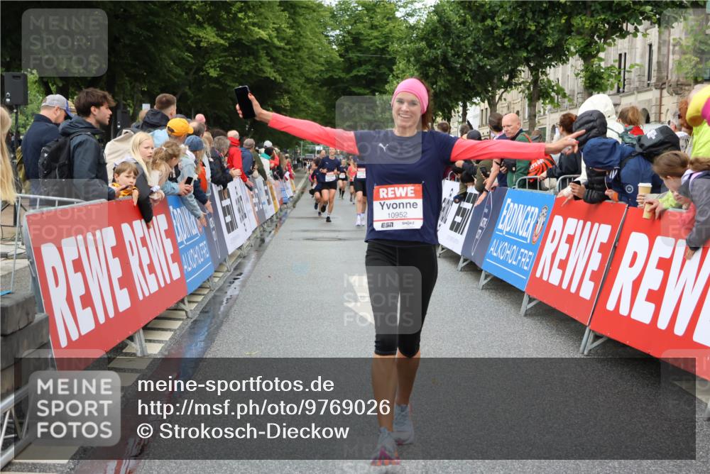 14.06.2026 - REWE Women's Run Strokosch-Dieckow http://msf.ph/oto/9769026 14.06.2026 09:53:37 Ziel 10794, 10952, 11289 meine-sportfotos.de