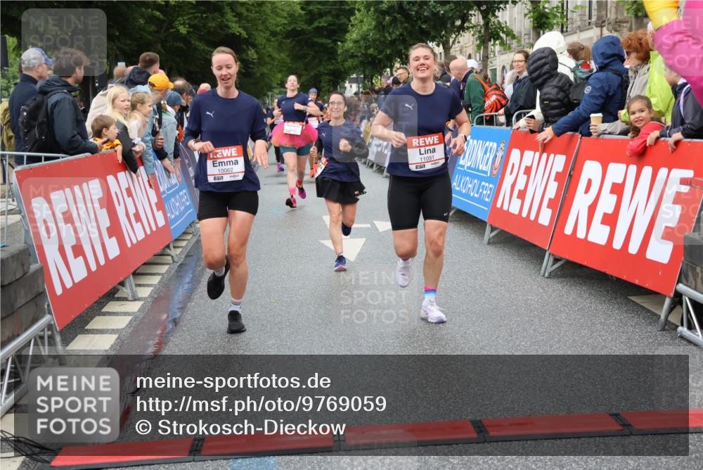 14.06.2026 - REWE Women's Run Strokosch-Dieckow http://msf.ph/oto/9769059 14.06.2026 09:53:43 Ziel 10062, 10097, 10103, 10794, 10952, 11051 meine-sportfotos.de