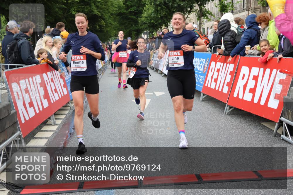 14.06.2026 - REWE Women's Run Strokosch-Dieckow http://msf.ph/oto/9769124 14.06.2026 09:53:43 Ziel 10062, 10097, 10103, 10794, 10952, 11051 meine-sportfotos.de