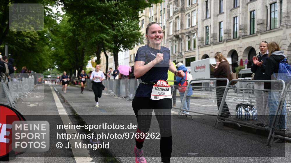 14.06.2026 - REWE Women's Run J. Mangold http://msf.ph/oto/9769262 14.06.2026 09:51:32 Ziel 10999, 11218, 11244 meine-sportfotos.de