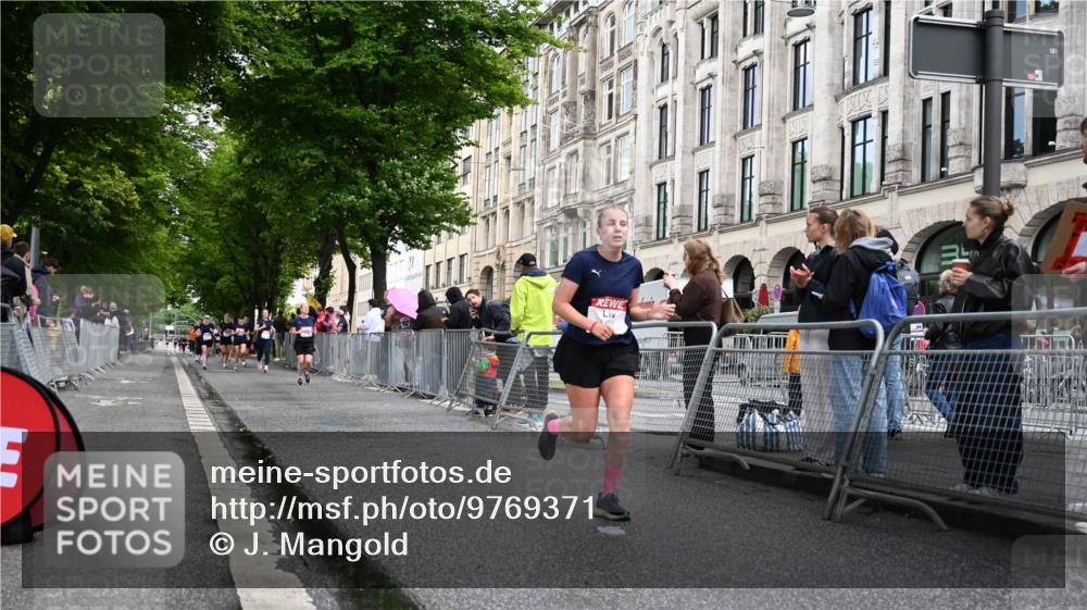 14.06.2026 - REWE Women's Run J. Mangold http://msf.ph/oto/9769371 14.06.2026 09:52:17 Ziel 11228, 11261 meine-sportfotos.de