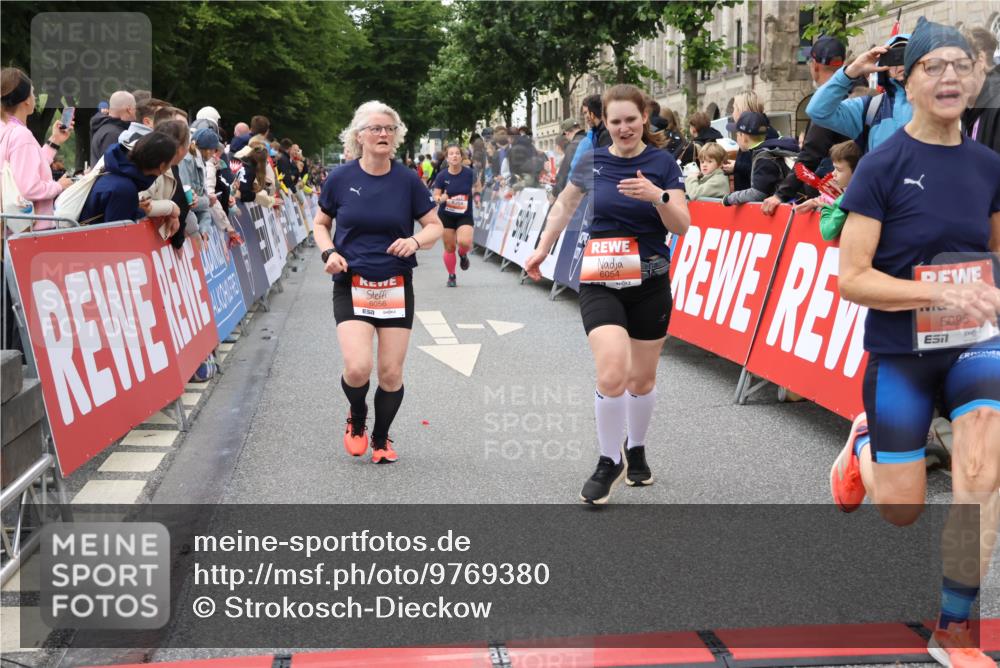 14.06.2026 - REWE Women's Run Strokosch-Dieckow http://msf.ph/oto/9769380 14.06.2026 10:59:20 Ziel 5095, 5337, 5635, 5675, 5731, 6011, 6020, 6054, 6056 meine-sportfotos.de