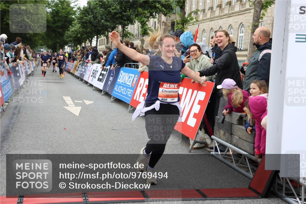 14.06.2026 - REWE Women's Run Strokosch-Dieckow http://msf.ph/oto/9769494 14.06.2026 10:59:13 Ziel 5595, 5675, 5703, 5986, 6020 meine-sportfotos.de
