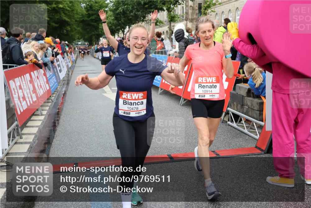 14.06.2026 - REWE Women's Run Strokosch-Dieckow http://msf.ph/oto/9769511 14.06.2026 09:53:51 Ziel 10062, 10097, 10103, 10478, 10632, 10871, 10896, 10914, 11014, 11051, 11468 meine-sportfotos.de