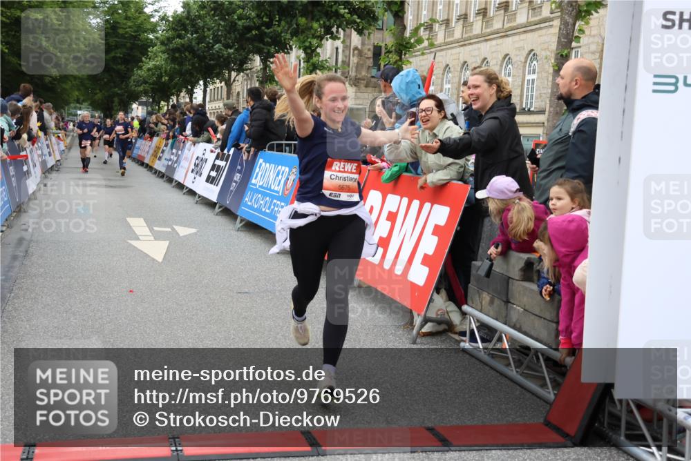 14.06.2026 - REWE Women's Run Strokosch-Dieckow http://msf.ph/oto/9769526 14.06.2026 10:59:13 Ziel 5595, 5675, 5703, 5986, 6020 meine-sportfotos.de