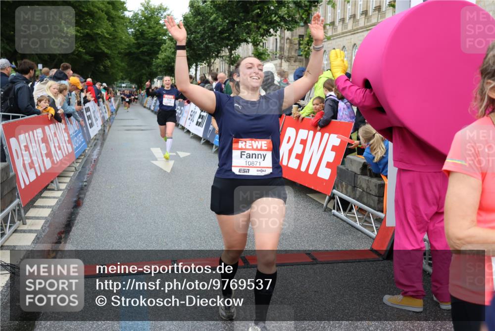 14.06.2026 - REWE Women's Run Strokosch-Dieckow http://msf.ph/oto/9769537 14.06.2026 09:53:52 Ziel 10062, 10097, 10103, 10478, 10632, 10871, 10896, 10914, 11014, 11051, 11468 meine-sportfotos.de