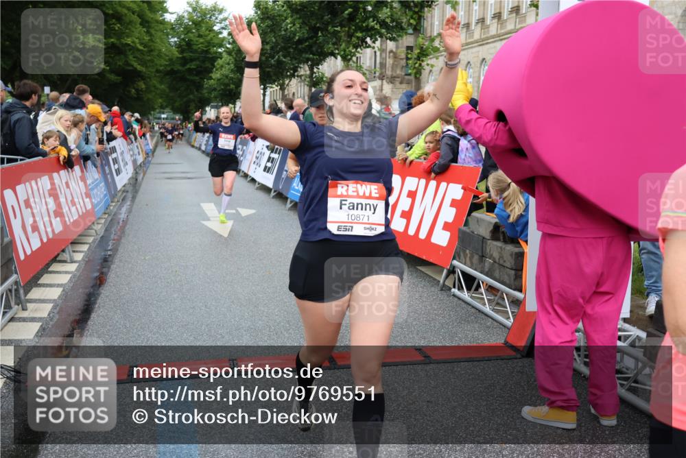 14.06.2026 - REWE Women's Run Strokosch-Dieckow http://msf.ph/oto/9769551 14.06.2026 09:53:52 Ziel 10062, 10097, 10103, 10478, 10632, 10871, 10896, 10914, 11014, 11051, 11468 meine-sportfotos.de
