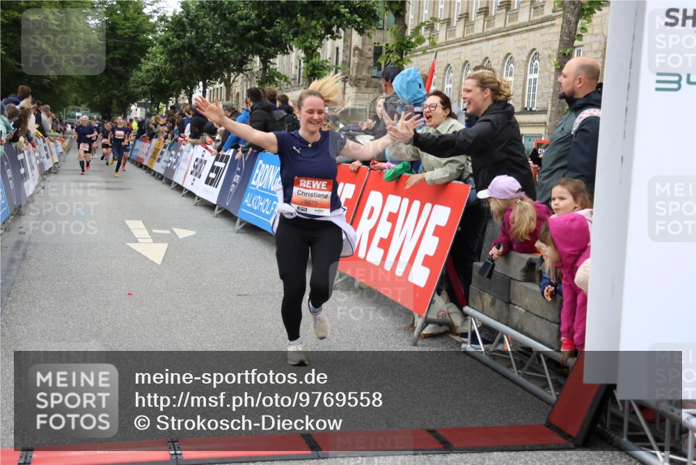 14.06.2026 - REWE Women's Run Strokosch-Dieckow http://msf.ph/oto/9769558 14.06.2026 10:59:13 Ziel 5595, 5675, 5703, 5986, 6020 meine-sportfotos.de