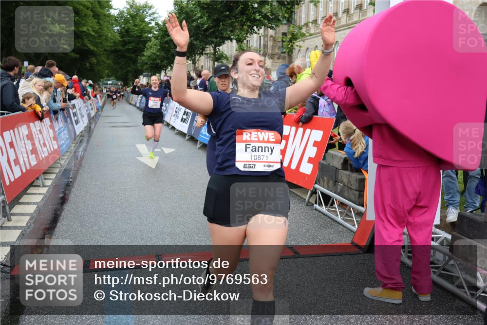 14.06.2026 - REWE Women's Run Strokosch-Dieckow http://msf.ph/oto/9769563 14.06.2026 09:53:52 Ziel 10062, 10097, 10103, 10478, 10632, 10871, 10896, 10914, 11014, 11051, 11468 meine-sportfotos.de