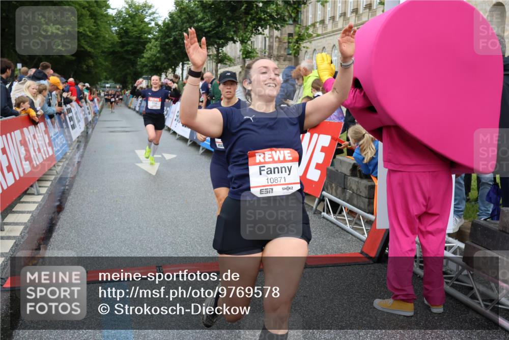14.06.2026 - REWE Women's Run Strokosch-Dieckow http://msf.ph/oto/9769578 14.06.2026 09:53:52 Ziel 10062, 10097, 10103, 10478, 10632, 10871, 10896, 10914, 11014, 11051, 11468 meine-sportfotos.de