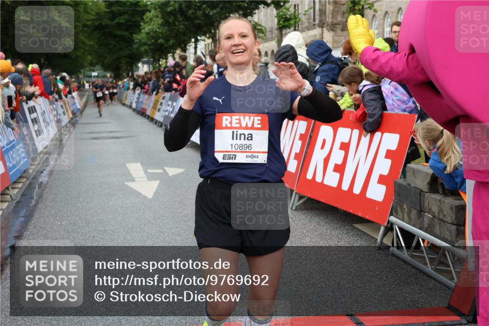 14.06.2026 - REWE Women's Run Strokosch-Dieckow http://msf.ph/oto/9769692 14.06.2026 09:53:54 Ziel 10103, 10478, 10632, 10871, 10896, 10914, 11014, 11468 meine-sportfotos.de