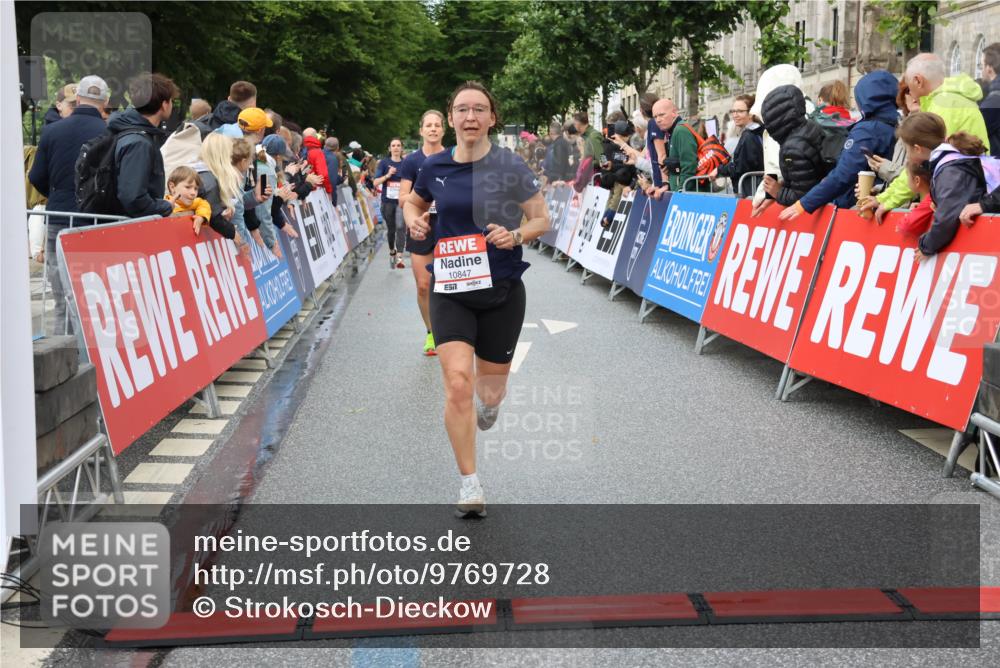 14.06.2026 - REWE Women's Run Strokosch-Dieckow http://msf.ph/oto/9769728 14.06.2026 09:54:05 Ziel 10236, 10847, 11184 meine-sportfotos.de