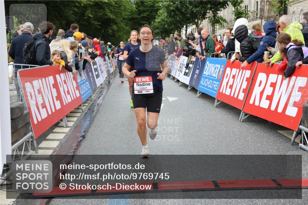 14.06.2026 - REWE Women's Run Strokosch-Dieckow http://msf.ph/oto/9769745 14.06.2026 09:54:05 Ziel 10236, 10847, 11184 meine-sportfotos.de