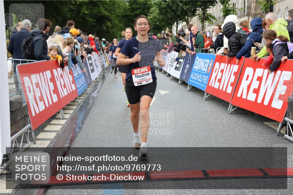 14.06.2026 - REWE Women's Run Strokosch-Dieckow http://msf.ph/oto/9769773 14.06.2026 09:54:05 Ziel 10236, 10847, 11184 meine-sportfotos.de