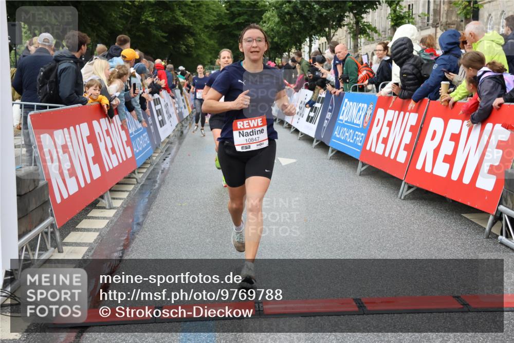 14.06.2026 - REWE Women's Run Strokosch-Dieckow http://msf.ph/oto/9769788 14.06.2026 09:54:05 Ziel 10236, 10847, 11184 meine-sportfotos.de