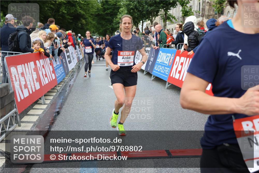 14.06.2026 - REWE Women's Run Strokosch-Dieckow http://msf.ph/oto/9769802 14.06.2026 09:54:07 Ziel 10236, 10783, 10847, 11184, 11389, 11429 meine-sportfotos.de