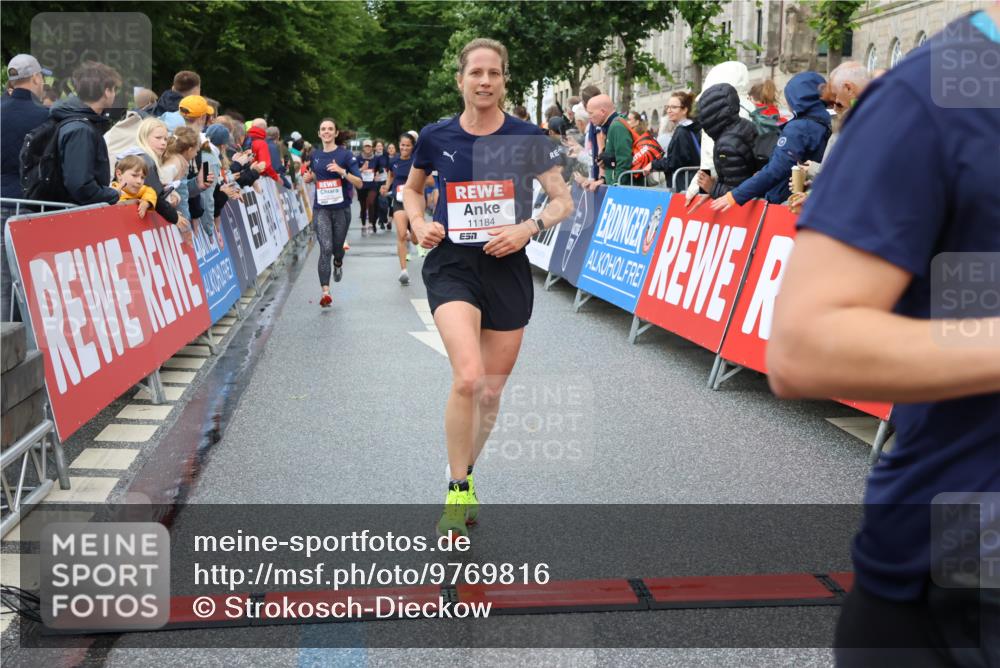 14.06.2026 - REWE Women's Run Strokosch-Dieckow http://msf.ph/oto/9769816 14.06.2026 09:54:07 Ziel 10236, 10783, 10847, 11184, 11389, 11429 meine-sportfotos.de