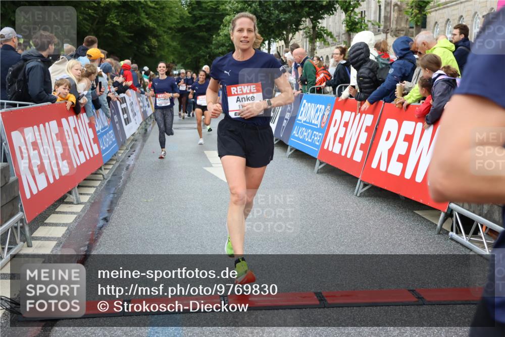 14.06.2026 - REWE Women's Run Strokosch-Dieckow http://msf.ph/oto/9769830 14.06.2026 09:54:07 Ziel 10236, 10783, 10847, 11184, 11389, 11429 meine-sportfotos.de