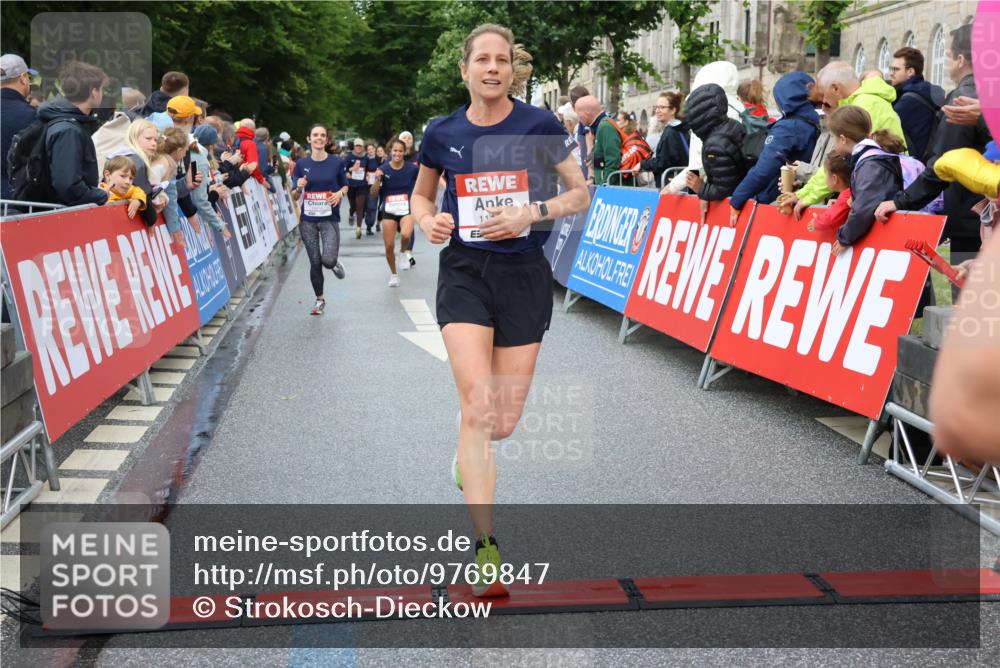 14.06.2026 - REWE Women's Run Strokosch-Dieckow http://msf.ph/oto/9769847 14.06.2026 09:54:07 Ziel 10236, 10783, 10847, 11184, 11389, 11429 meine-sportfotos.de
