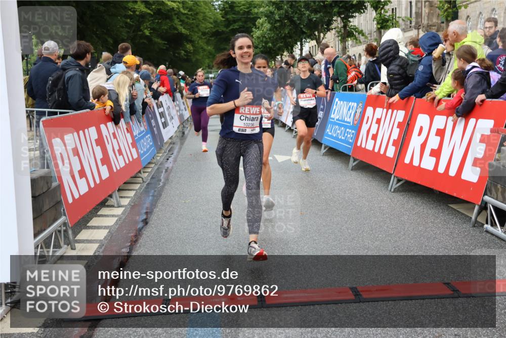 14.06.2026 - REWE Women's Run Strokosch-Dieckow http://msf.ph/oto/9769862 14.06.2026 09:54:09 Ziel 10236, 10334, 10778, 10783, 10847, 11184, 11315, 11389, 11429 meine-sportfotos.de