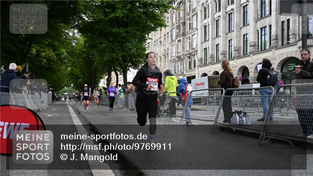 14.06.2026 - REWE Women's Run J. Mangold http://msf.ph/oto/9769911 14.06.2026 09:54:06 Ziel 10235, 10299, 10704, 10899 meine-sportfotos.de