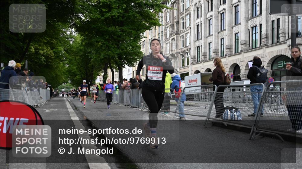 14.06.2026 - REWE Women's Run J. Mangold http://msf.ph/oto/9769913 14.06.2026 09:54:06 Ziel 10235, 10299, 10704, 10899 meine-sportfotos.de