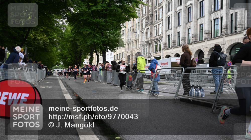 14.06.2026 - REWE Women's Run J. Mangold http://msf.ph/oto/9770043 14.06.2026 09:54:41 Ziel 11266, 11270, 11273 meine-sportfotos.de