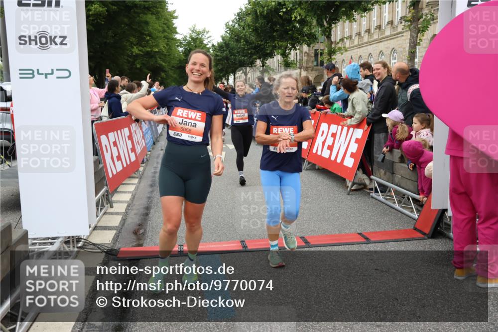 14.06.2026 - REWE Women's Run Strokosch-Dieckow http://msf.ph/oto/9770074 14.06.2026 10:58:58 Ziel 5066, 5067, 5144, 5154, 5226, 5402, 5553, 5585, 5616, 5741, 5766, 5911, 6036 meine-sportfotos.de