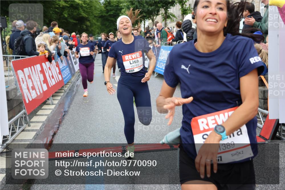 14.06.2026 - REWE Women's Run Strokosch-Dieckow http://msf.ph/oto/9770090 14.06.2026 09:54:11 Ziel 10236, 10334, 10778, 10783, 10847, 11049, 11050, 11184, 11315, 11387, 11389, 11429, 11433 meine-sportfotos.de
