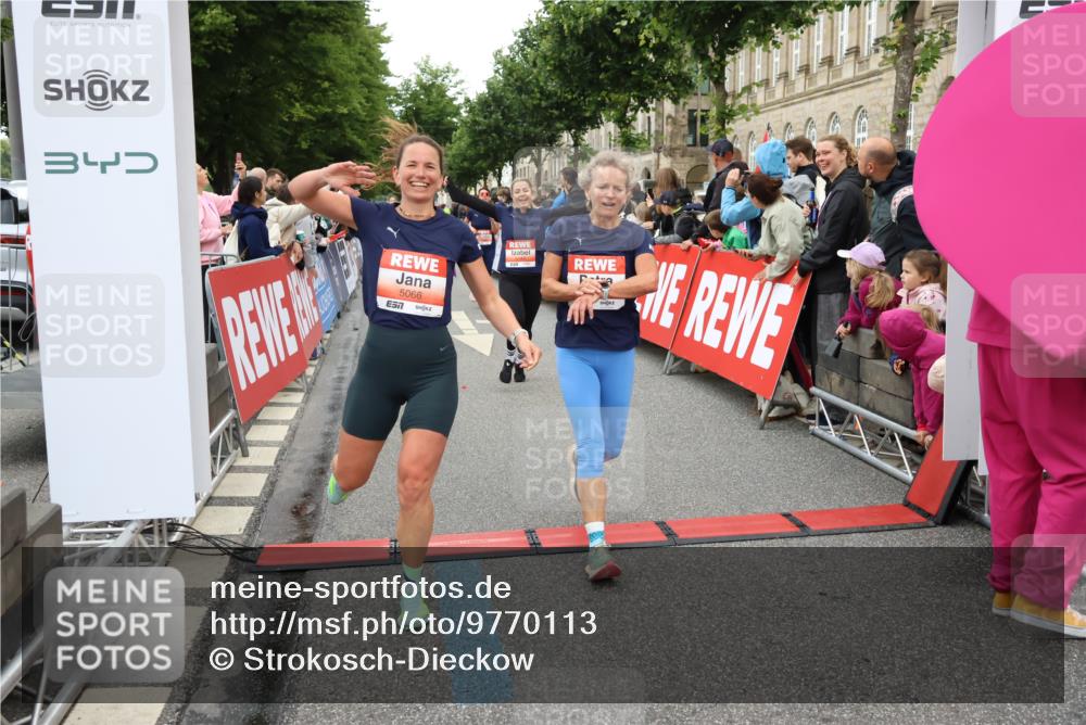 14.06.2026 - REWE Women's Run Strokosch-Dieckow http://msf.ph/oto/9770113 14.06.2026 10:58:58 Ziel 5066, 5067, 5144, 5154, 5226, 5402, 5553, 5585, 5616, 5741, 5766, 5911, 6036 meine-sportfotos.de