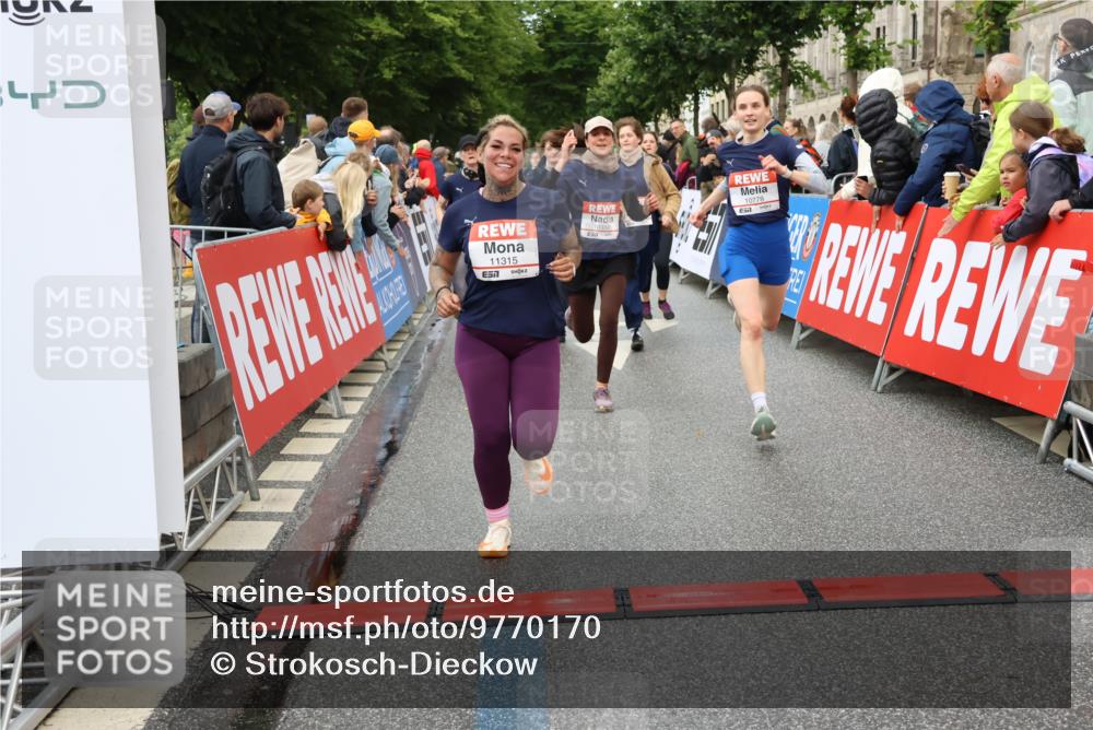 14.06.2026 - REWE Women's Run Strokosch-Dieckow http://msf.ph/oto/9770170 14.06.2026 09:54:12 Ziel 10236, 10334, 10356, 10778, 10783, 10847, 11049, 11050, 11184, 11315, 11387, 11389, 11429, 11433 meine-sportfotos.de