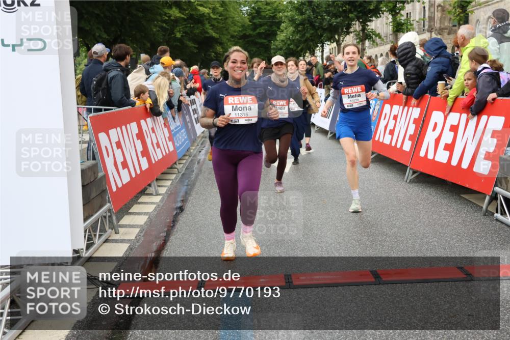 14.06.2026 - REWE Women's Run Strokosch-Dieckow http://msf.ph/oto/9770193 14.06.2026 09:54:12 Ziel 10236, 10334, 10356, 10778, 10783, 10847, 11049, 11050, 11184, 11315, 11387, 11389, 11429, 11433 meine-sportfotos.de