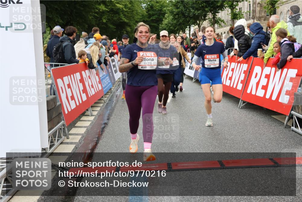 14.06.2026 - REWE Women's Run Strokosch-Dieckow http://msf.ph/oto/9770216 14.06.2026 09:54:12 Ziel 10236, 10334, 10356, 10778, 10783, 10847, 11049, 11050, 11184, 11315, 11387, 11389, 11429, 11433 meine-sportfotos.de