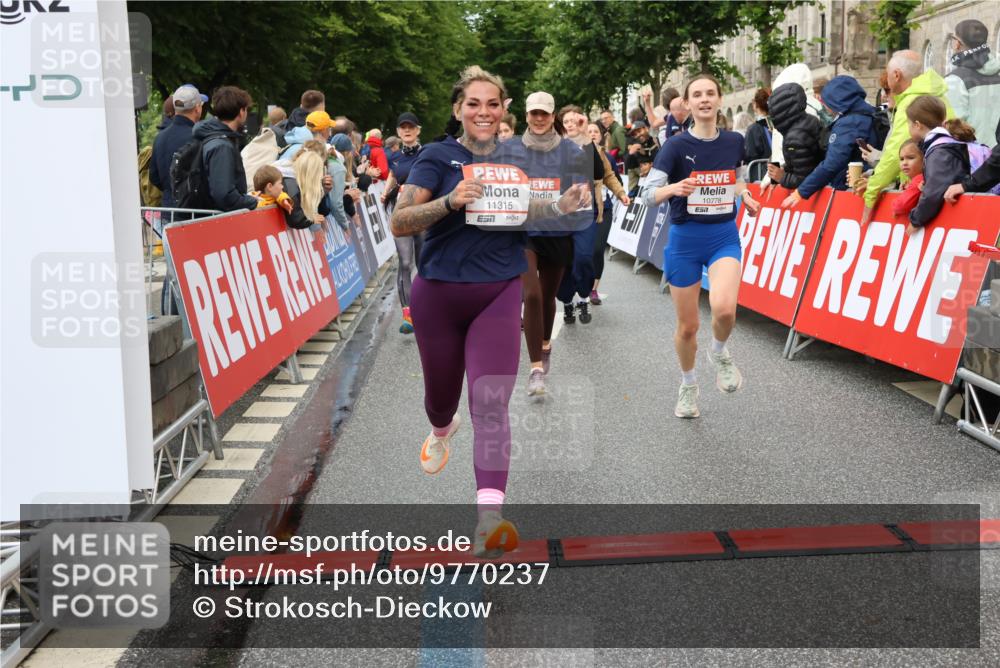 14.06.2026 - REWE Women's Run Strokosch-Dieckow http://msf.ph/oto/9770237 14.06.2026 09:54:12 Ziel 10236, 10334, 10356, 10778, 10783, 10847, 11049, 11050, 11184, 11315, 11387, 11389, 11429, 11433 meine-sportfotos.de