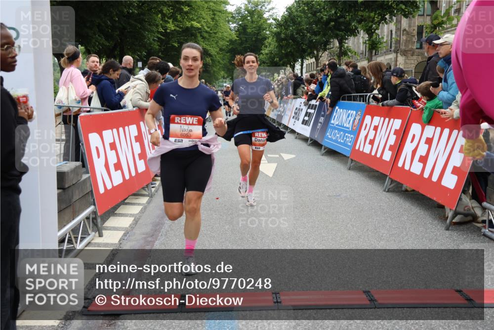 14.06.2026 - REWE Women's Run Strokosch-Dieckow http://msf.ph/oto/9770248 14.06.2026 10:56:56 Ziel 5023, 5070, 5219, 5571, 5583, 6023, 6053 meine-sportfotos.de