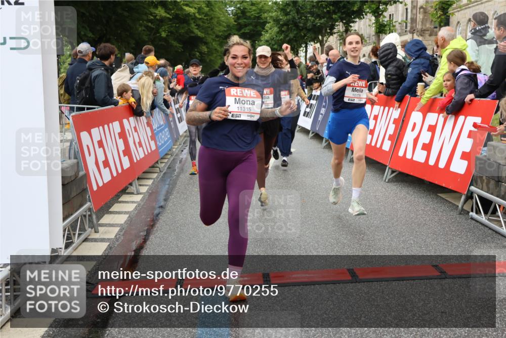 14.06.2026 - REWE Women's Run Strokosch-Dieckow http://msf.ph/oto/9770255 14.06.2026 09:54:12 Ziel 10236, 10334, 10356, 10778, 10783, 10847, 11049, 11050, 11184, 11315, 11387, 11389, 11429, 11433 meine-sportfotos.de