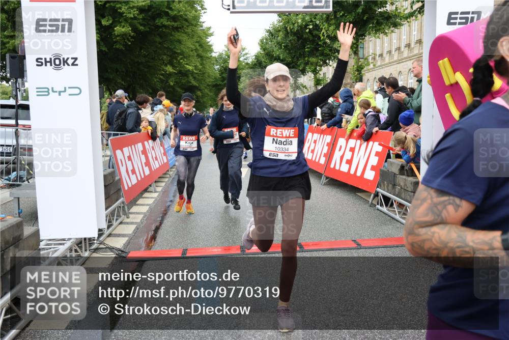 14.06.2026 - REWE Women's Run Strokosch-Dieckow http://msf.ph/oto/9770319 14.06.2026 09:54:14 Ziel 10012, 10236, 10334, 10356, 10363, 10434, 10778, 10783, 10847, 11049, 11050, 11184, 11315, 11387, 11389, 11429, 11433, 11502 meine-sportfotos.de