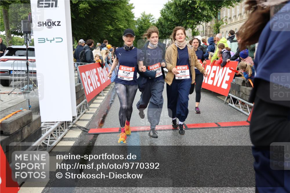 14.06.2026 - REWE Women's Run Strokosch-Dieckow http://msf.ph/oto/9770392 14.06.2026 09:54:14 Ziel 10012, 10236, 10334, 10356, 10363, 10434, 10778, 10783, 10847, 11049, 11050, 11184, 11315, 11387, 11389, 11429, 11433, 11502 meine-sportfotos.de