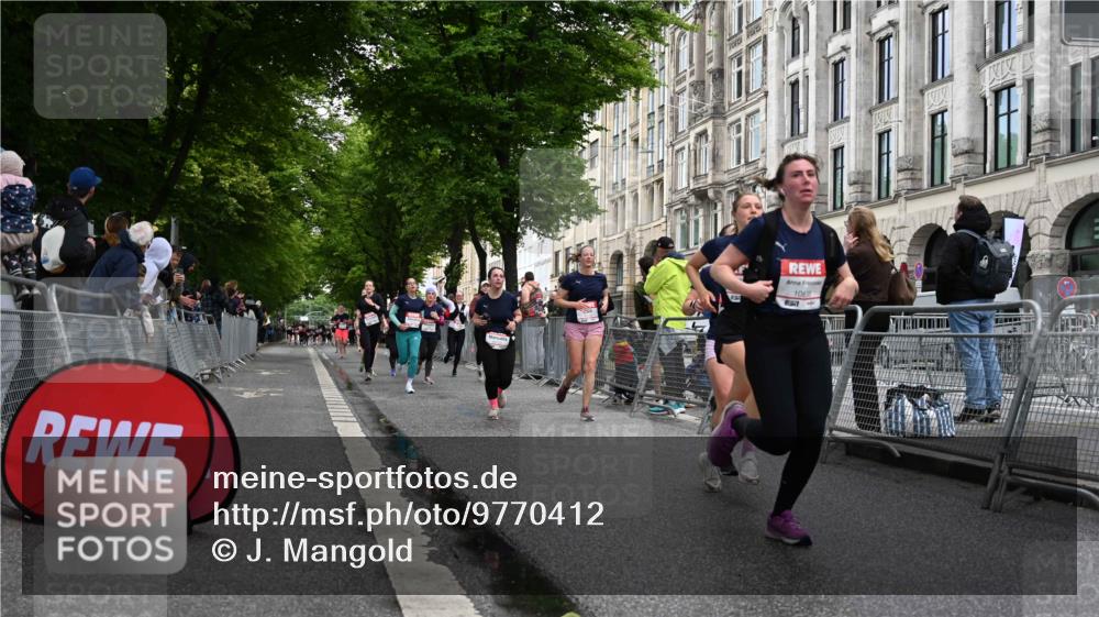 14.06.2026 - REWE Women's Run J. Mangold http://msf.ph/oto/9770412 14.06.2026 09:56:02 Ziel 10122, 10304, 10563, 10737, 10757, 10774, 10816, 10838, 10867, 10969, 11383, 11428, 11491, 11515, 11526 meine-sportfotos.de